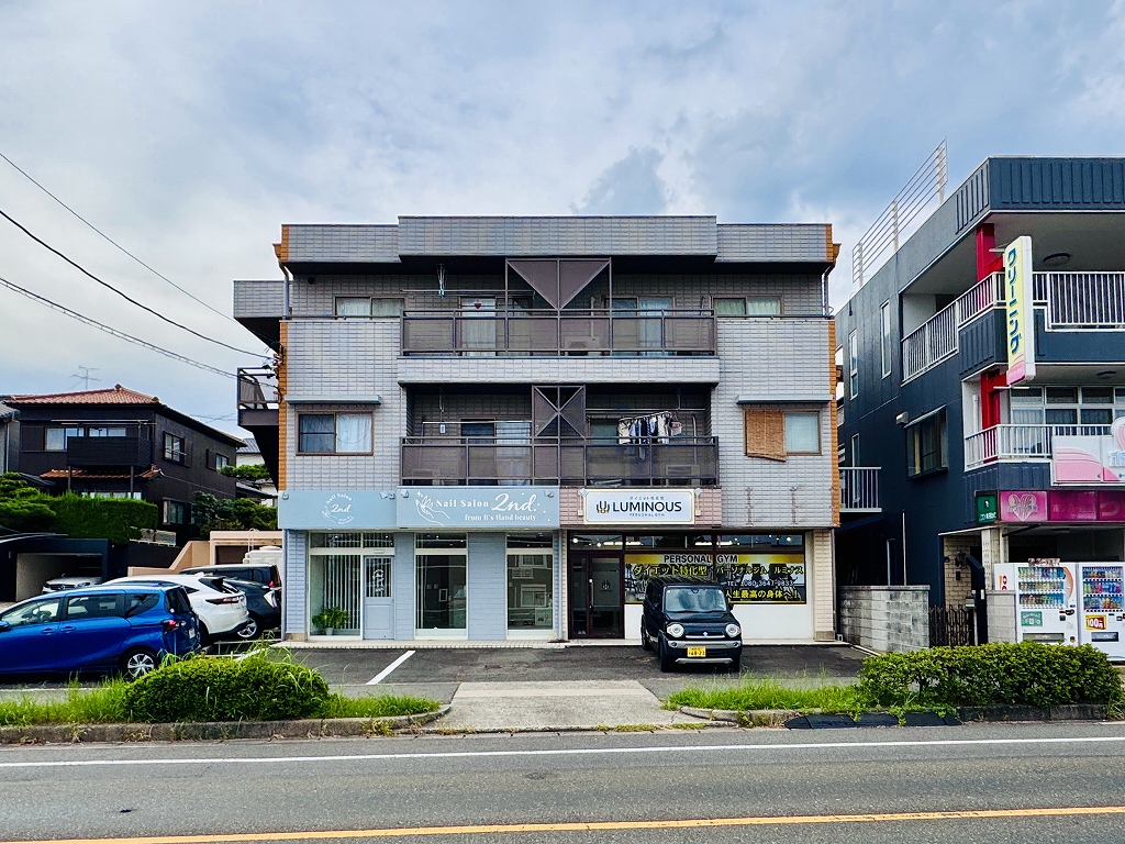 管理相談の対象となる店舗併用建物の外観